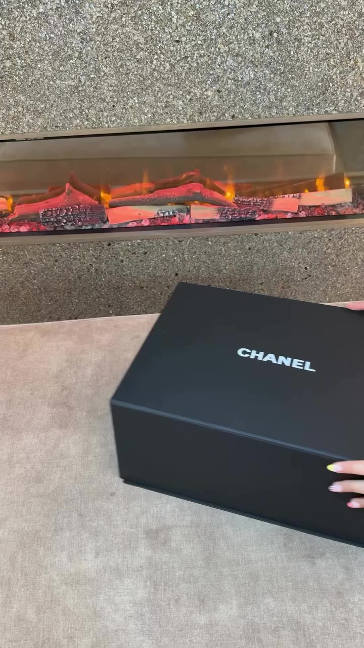Unbox this gorgeous Chanel 22 with us🖤 From day to night the Chanel 22 is the…
