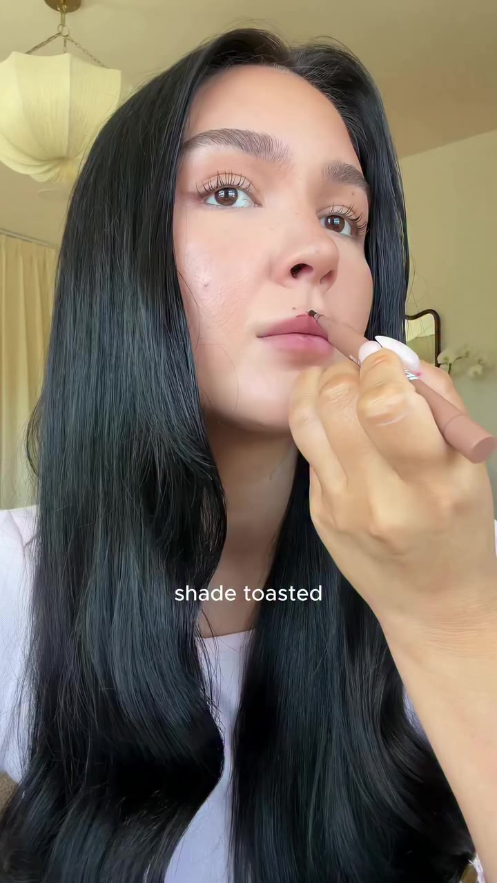angel @madibernard wears love bite in shades toasted & chai 🍞🤎
