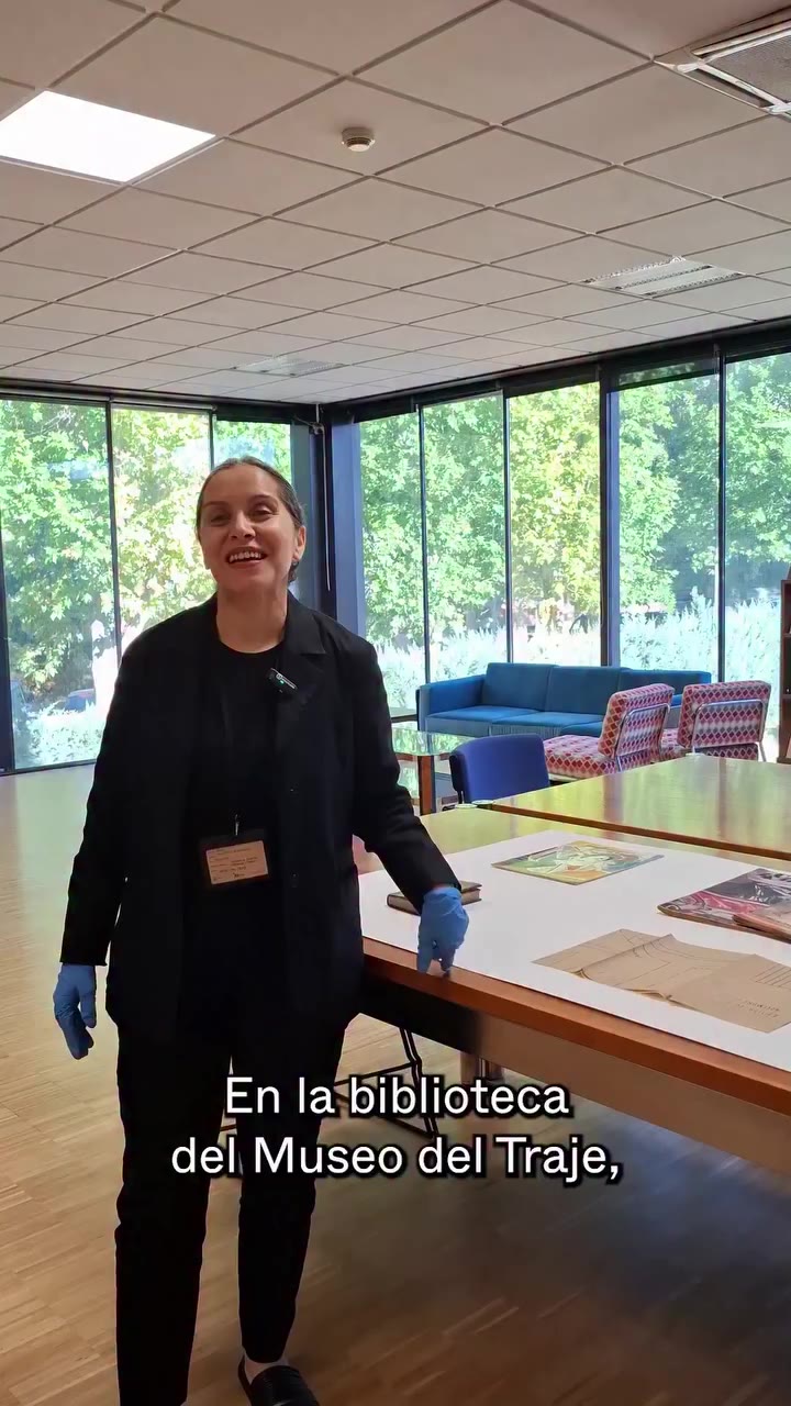 📰🧵Además de monografías, la biblioteca del Museo del Traje cuenta con un…