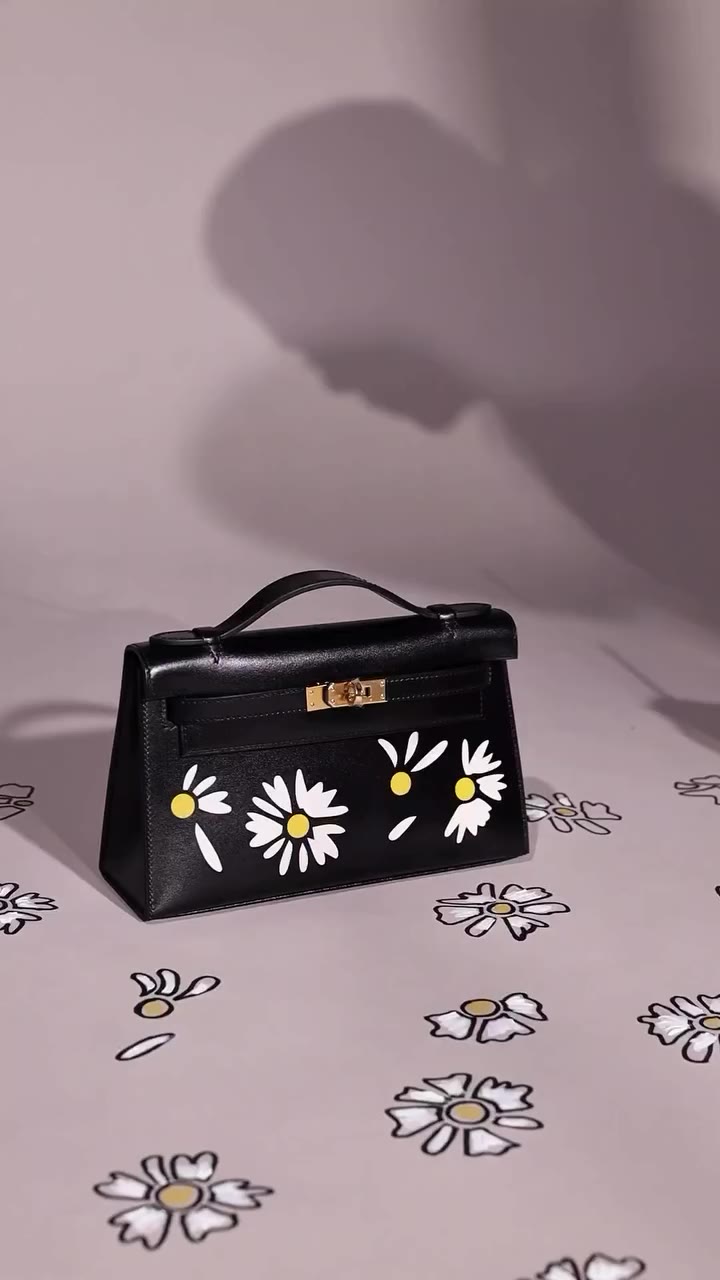 A new take on the Kelly Pochette 🌼 Reimagined in black Box calfskin with a…