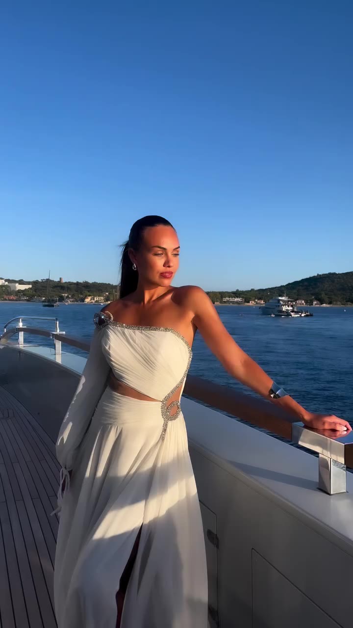 Overdressed? Never for @missuniversefr ✨ Dress by @promulias