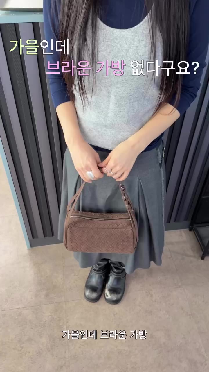 가을인데 브라운 가방 없다구요?🍂 차분한 가을 룩에 블랙 백은 조금 심심하다 싶을 때, 스웨이드 소재에 위빙 텍스처가 돋보이는 모노백 24…