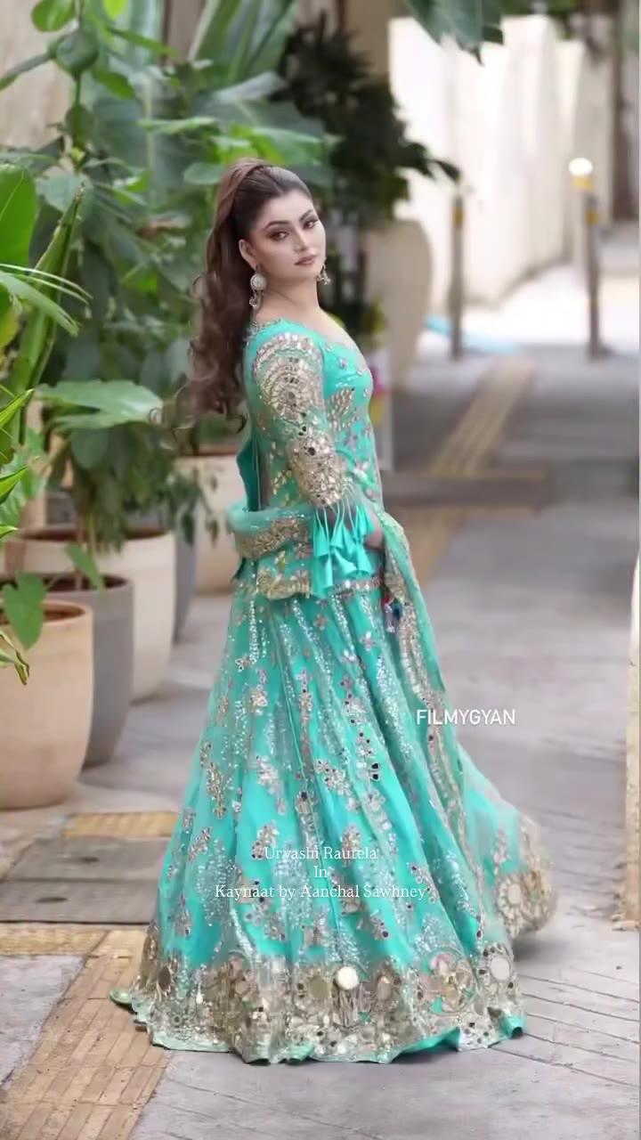 The gorgeous @urvashirautela in @kaynaatbyaanchalsawhney #celeb #celebstyle…