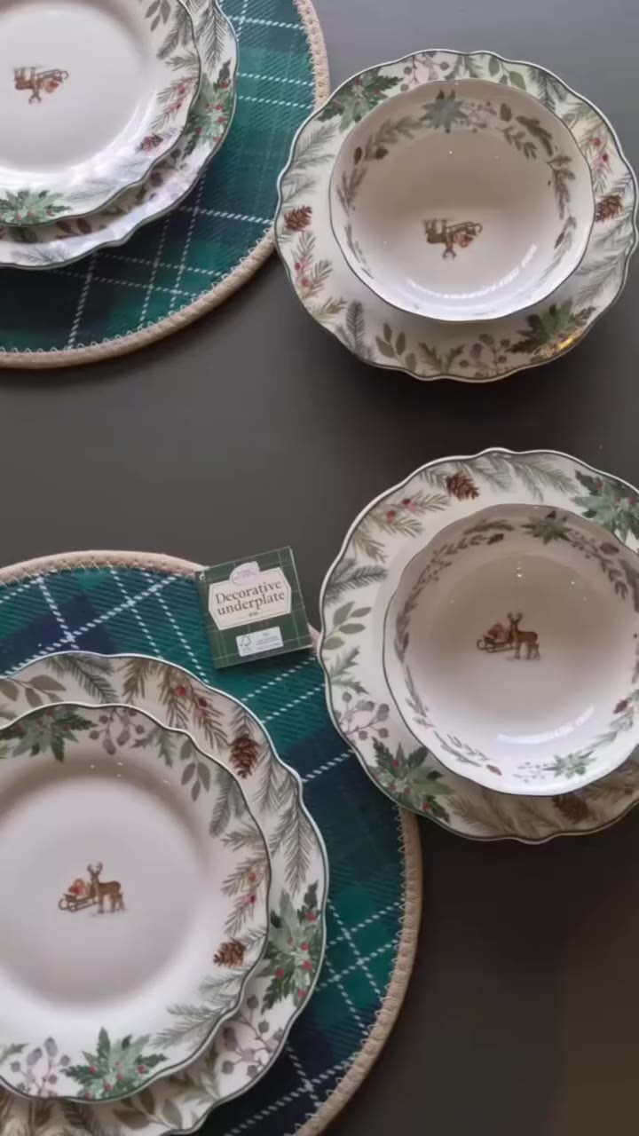 Dit kerst servies is te leuk!! 🎄 @shellebellx is er al helemaal klaar voor…