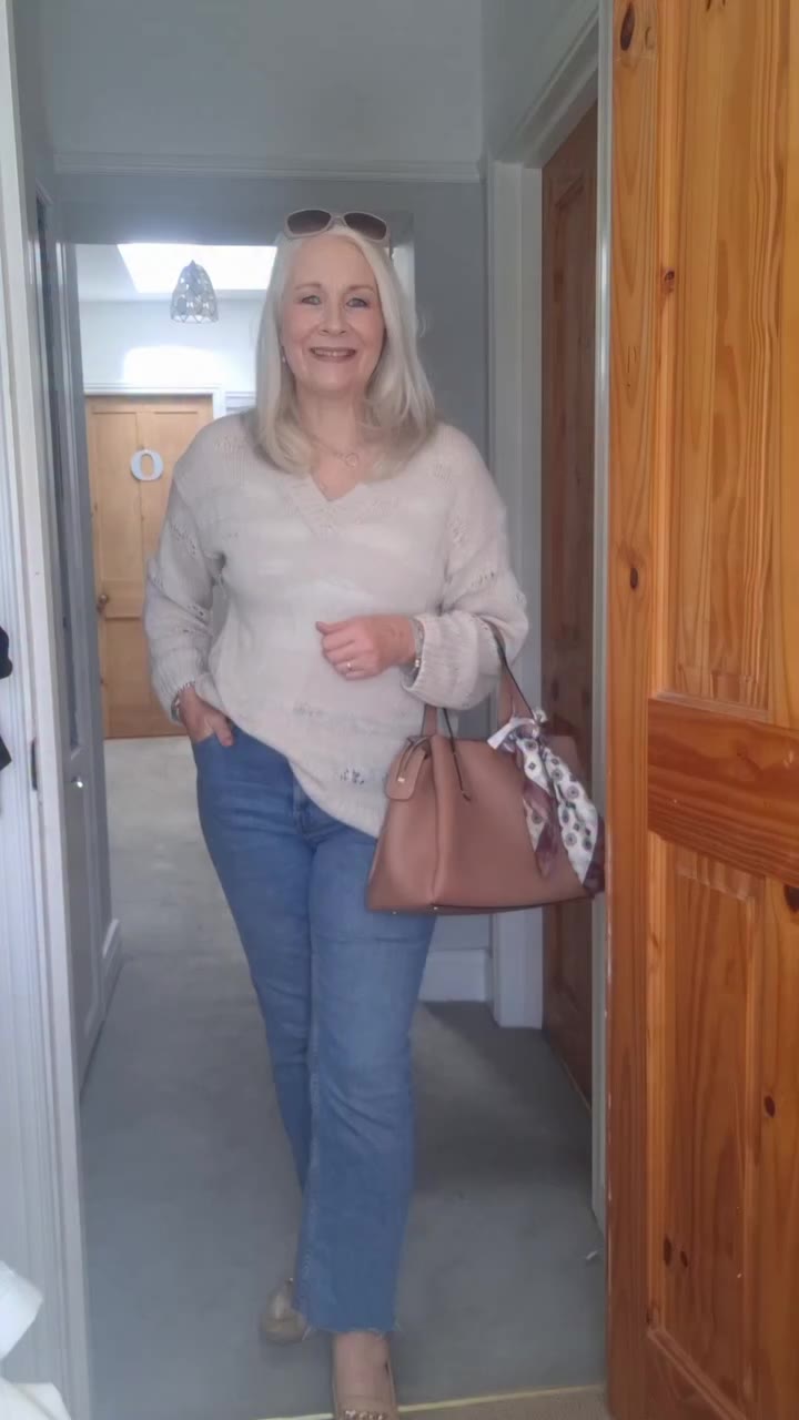With autumn coming in, it's time to start wearing some light sweaters. Today's…