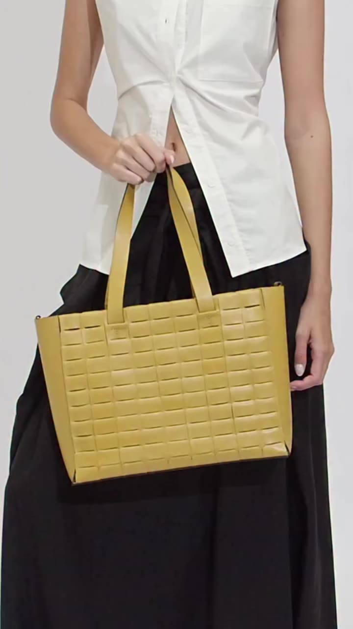 BOLSA DOMINÓ Disponível nas lojas físicas e no site.
