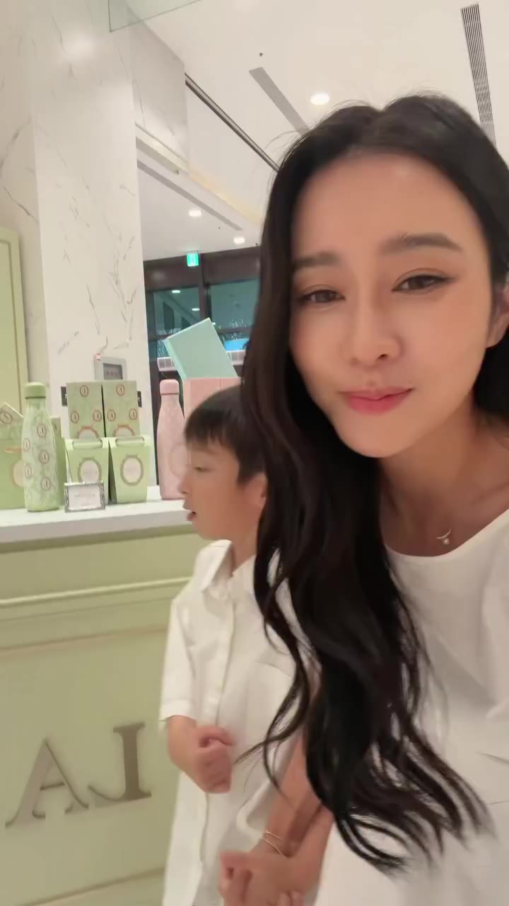 今天跟Lewis有個約會！ 因為最有儀式感的法國甜點品牌 @ladureetaiwan 到台中啦～～ 難得讓Lewis體驗馬卡龍的美味！ 最讓我們意外的是！…