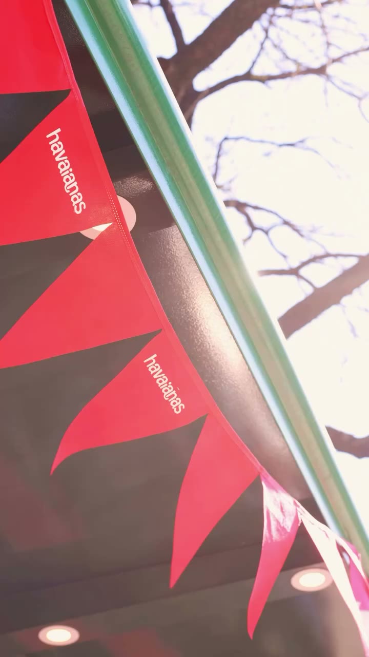Llega la primavera, y las Slides también. ☀️ Cielo azul, café frío, amigos…