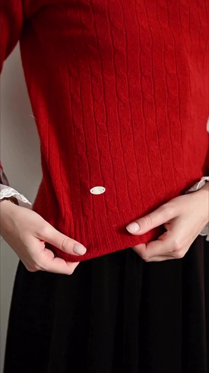 Autumn’s most comforting red knit 67.1% Wool 32.9% Cashmere Classic cable-knit…
