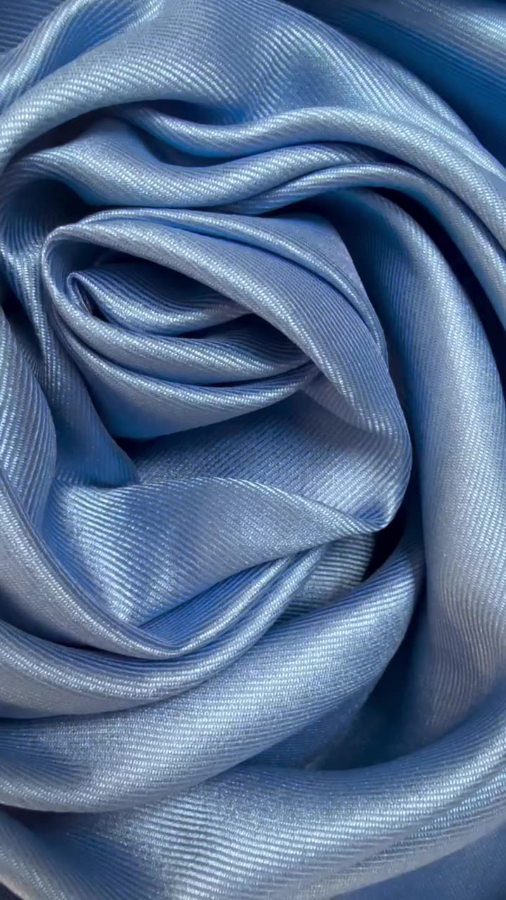 We love a flower moment! 💙 Check out all of our new homecoming styles at…