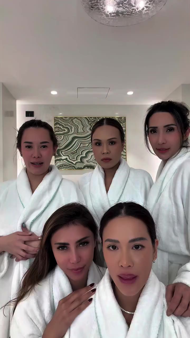 Just having fun with the girls🩵✨