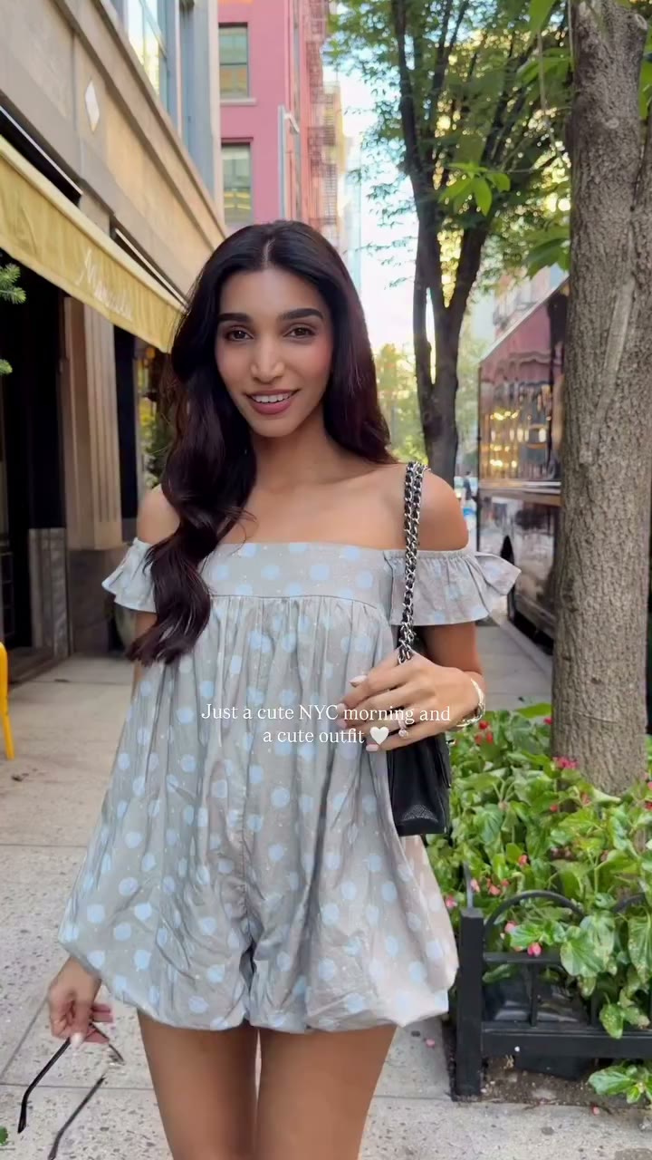 A cute NYC morning in @arabellaaofficial 🤍🚕