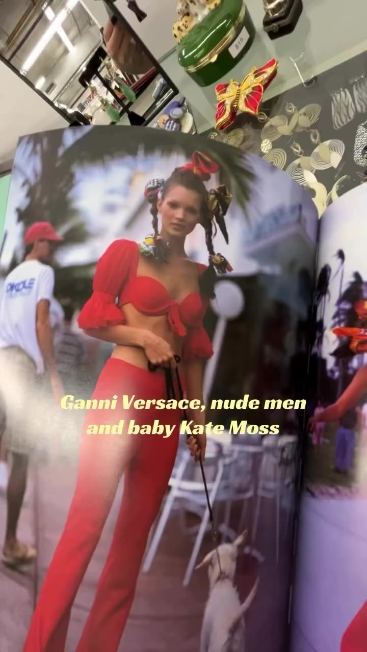 👀 « Lots of nude men »