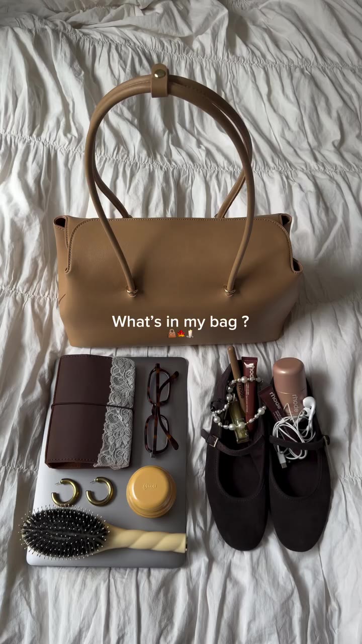 Looks good. Holds even more. 🤎 Your everyday essentials, the little extras…