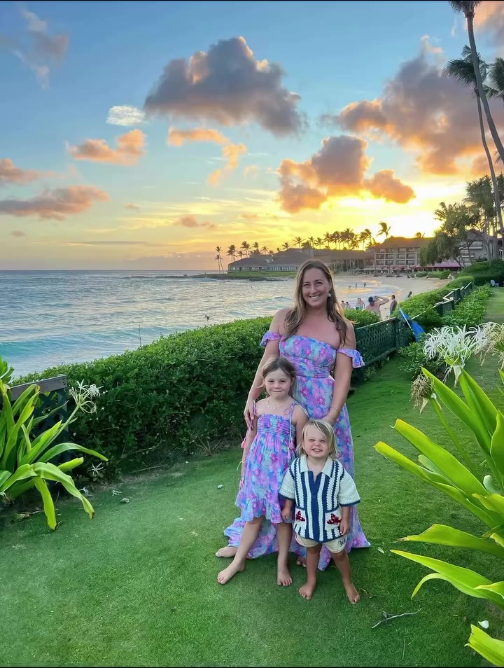 Island days are better together 🌺🌴✨ @kyndel and her beautiful family making…