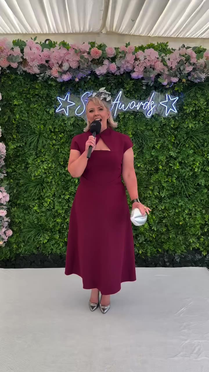 𝐒𝐡𝐞𝐥𝐥𝐢𝐞’𝐬 𝐑𝐚𝐜𝐞 𝐃𝐚𝐲 𝐋𝐨𝐨𝐤 🐎🏆👗 Shellie is wearing our…