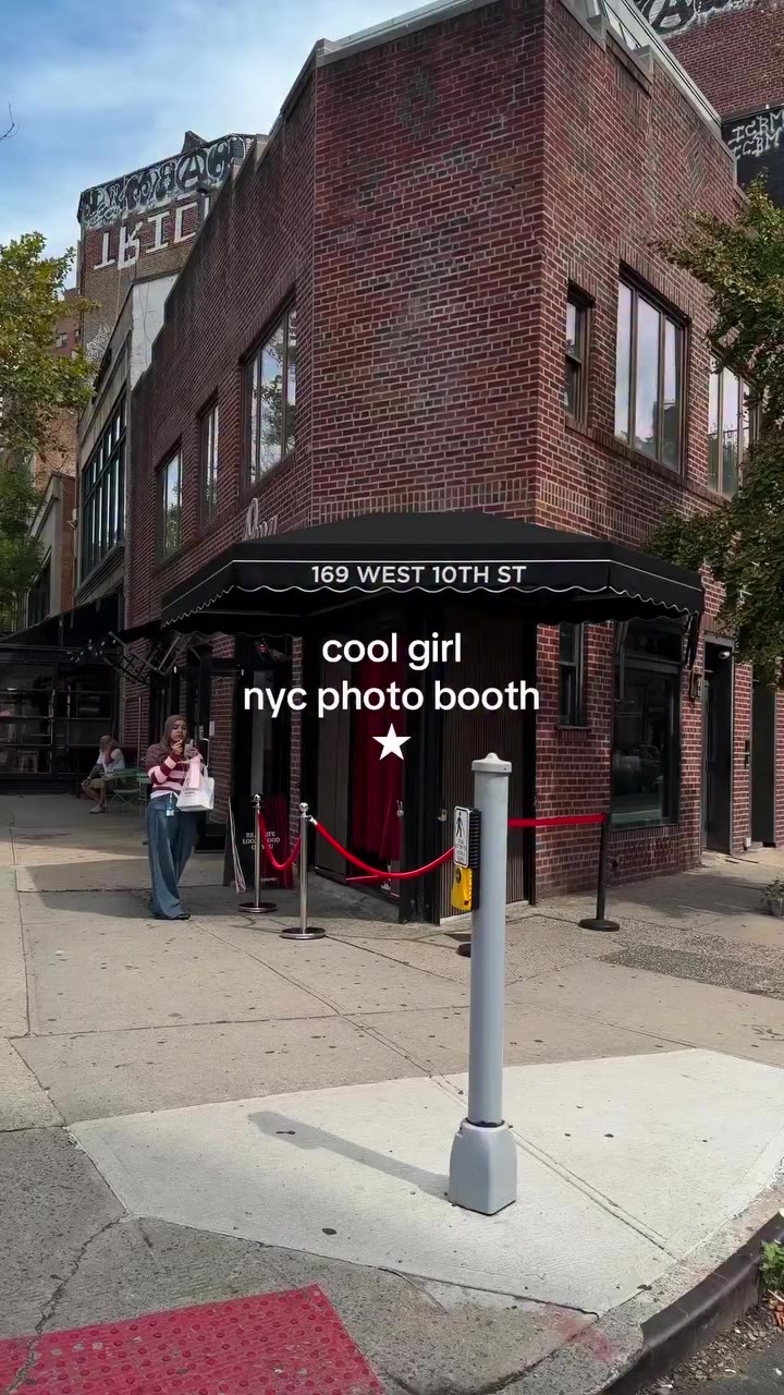 📍169 West 10th Street #photobooth #nyc #girlstrip #coolgirl