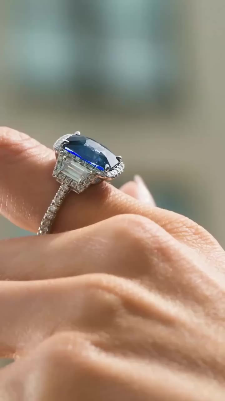 Some things never go out of style 💙 Classic blue sapphires, timeless…