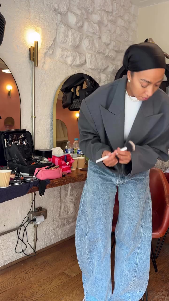 Wait a minute …. Transition loading 😜🙈 Mise en beauté au salon…