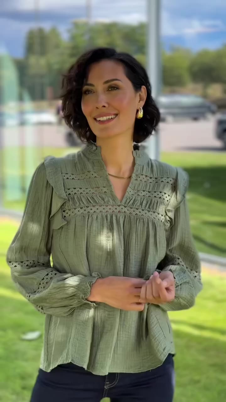 Bluse Demi Wave er den perfekte blusen til både hverdag og til de litt finere…
