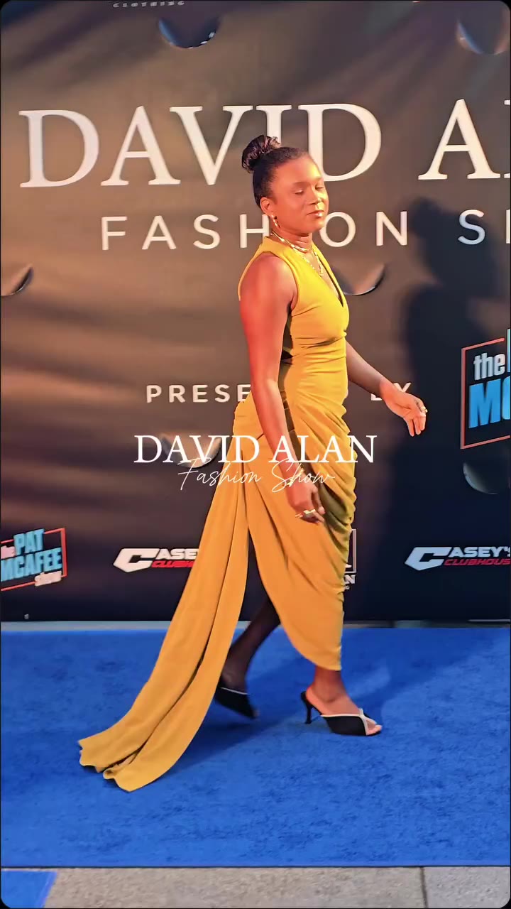 NYFW ➝ Pittsburgh. 💙 A little blue carpet moment before heading into the…