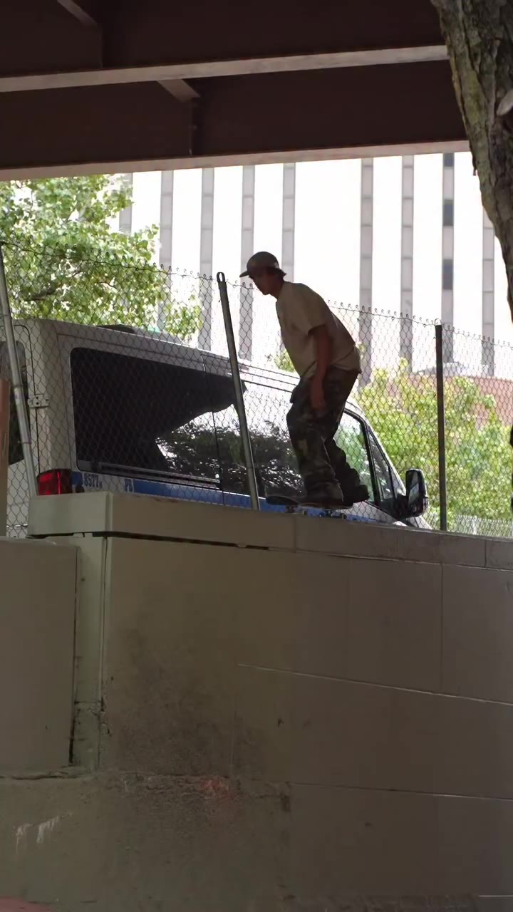 @ryandecenzo Kickflip at Brooklyn Banks NYC 🗽🪙🪙 #2centsskate…