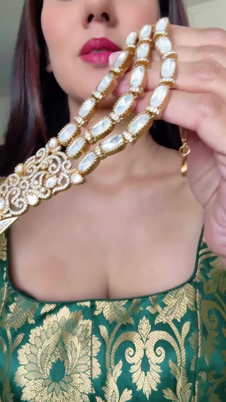 A little regal. A lot unforgettable. 💚 This emerald green statement necklace…