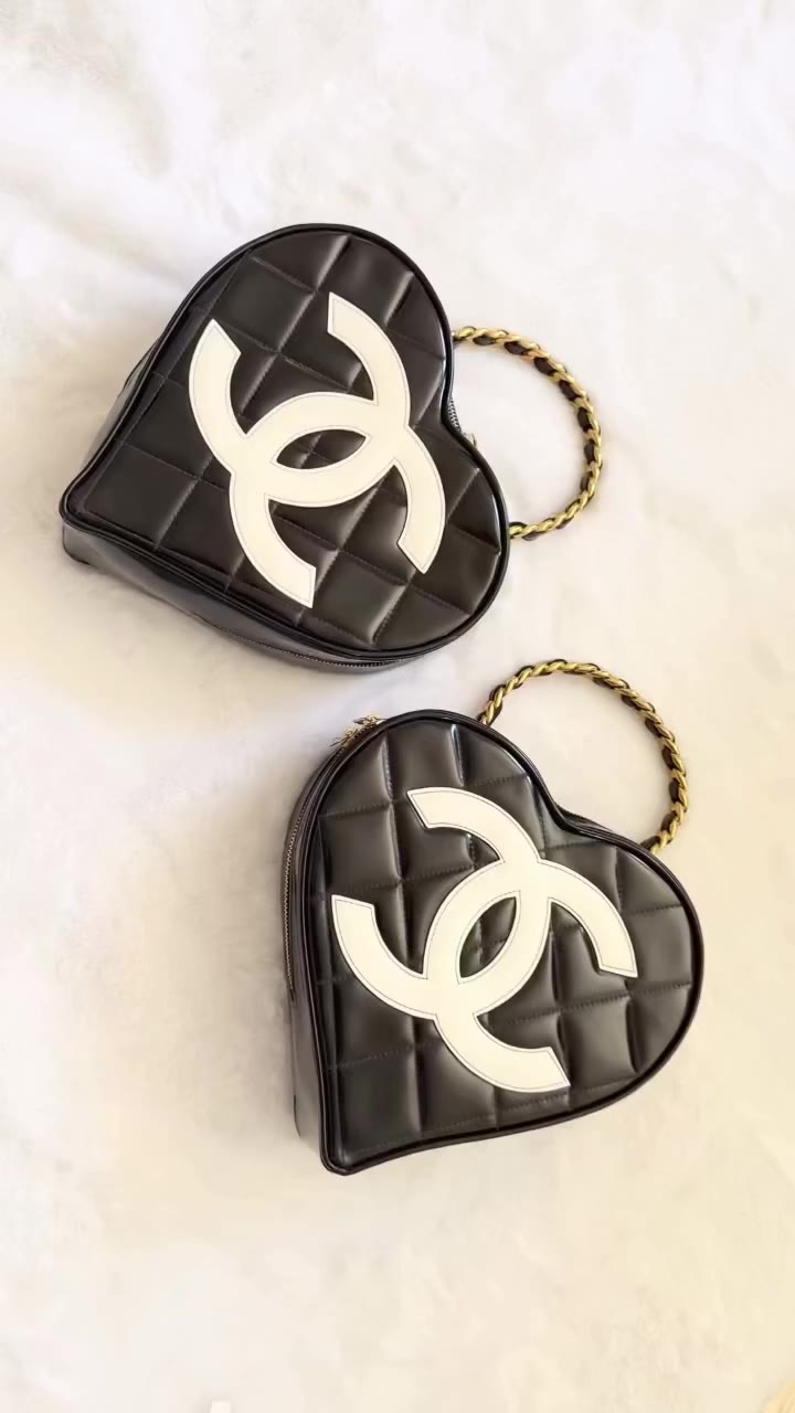 [SOLD] Vintage 1995 95P Barbie Collection Black CC Heart Vanity Bag - Jewelry…