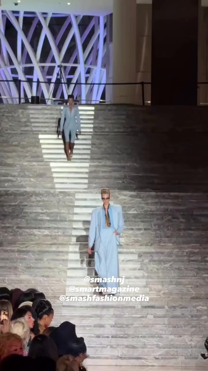 It’s not easy when your runway is marble stair 🙌@laquan_smith SS27 #fashion…