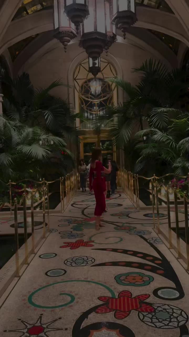 give me a hallway and I’ll give you a runway 🥀 . @ohpolly @wynnlasvegas …
