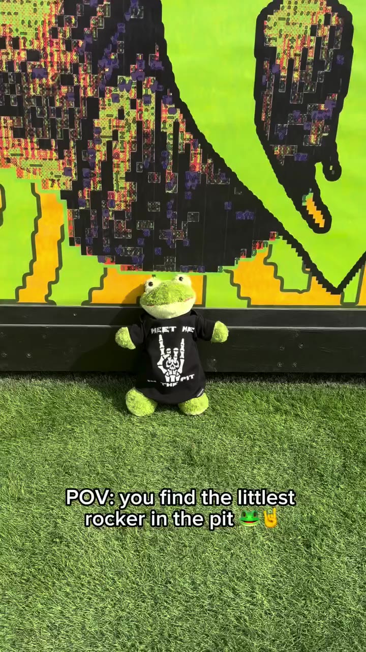 Bro heard “meet me in the pit” and actually showed up! 🐸😂🤘Thanks @bia_pet27…