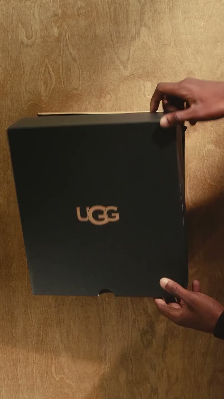 防水性のあるスエードで、不安定な天気の日でも安心なClassic Mini Outpost✨ #UGG #UGGブーツ