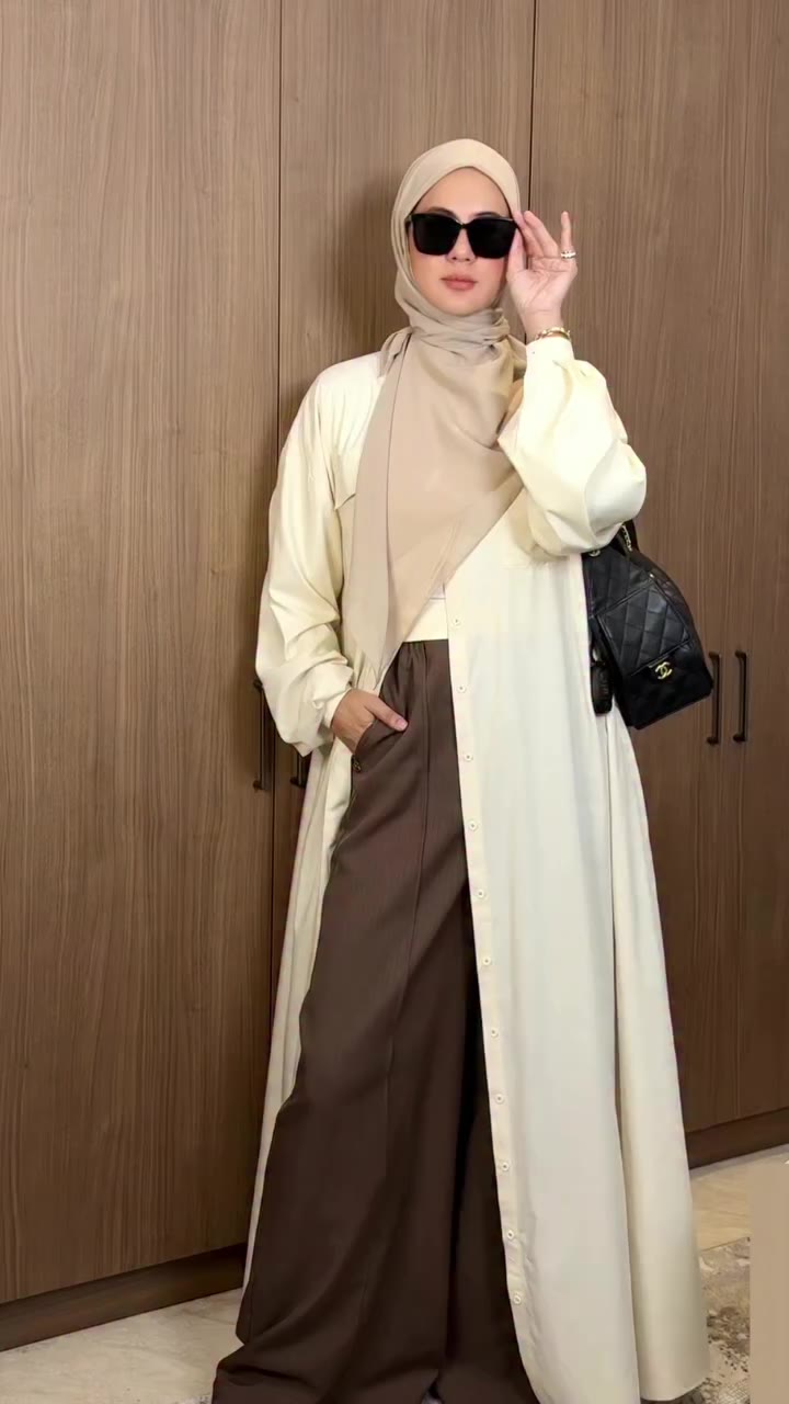 #allahummabarik Outfit simple ala aku untuk nongki soree, kalian lebih suka…