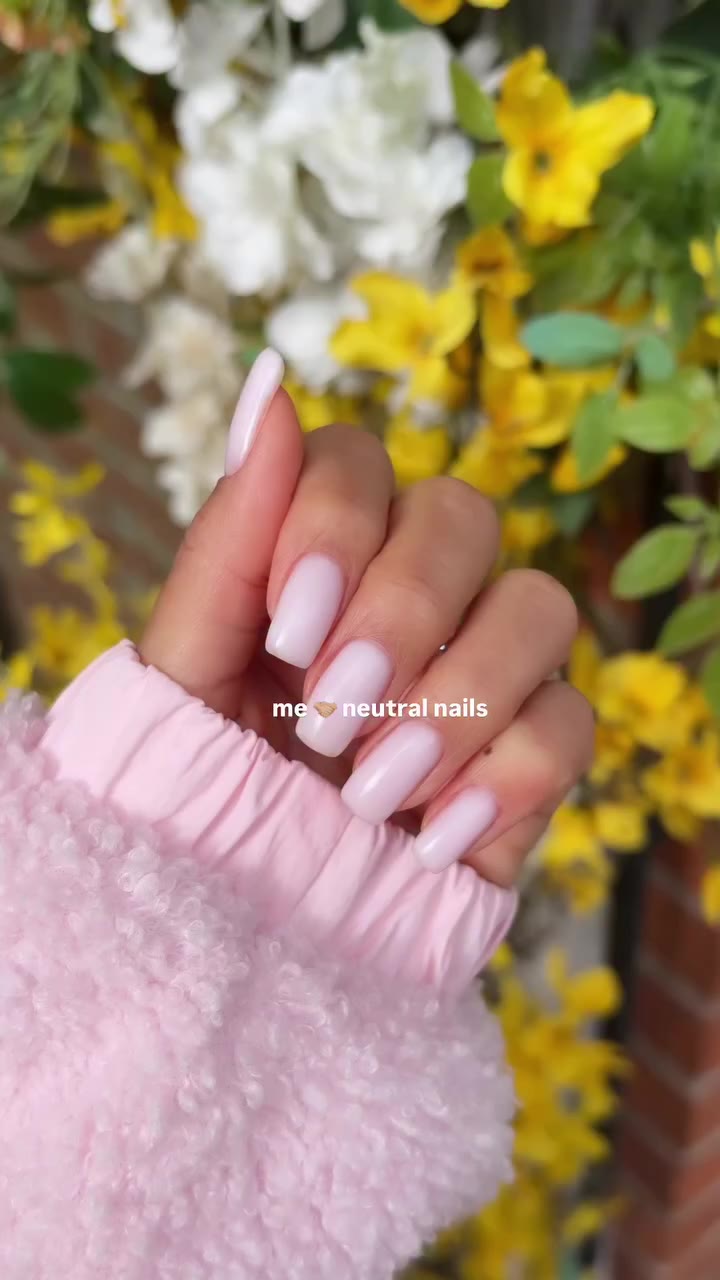 Me 🤝🏼 neutral nails always 💅🏼 I go to @zorina.nailstudio and ask for a…
