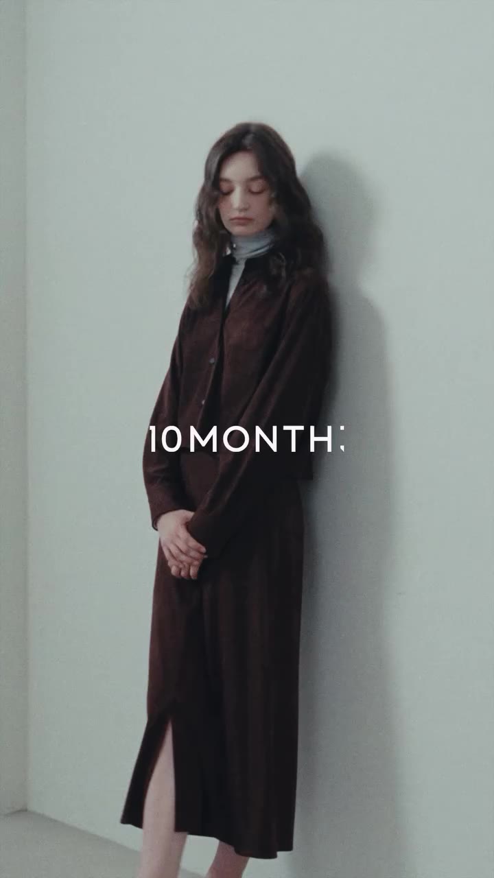 짧은 길이의 에코 스웨이드 셔츠, 그리고 같은 원단의 미디 스커트로 완성한 셋업 룩. #10month #텐먼스 #tenmonth