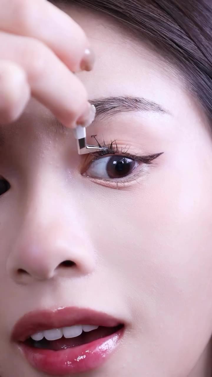 睫毛上有蝴蝶真的太美了🦋 而且還是免膠睫毛~~ 貼上後的束感睫毛也很自然 而且36pcs只要$199😍 ♡ ••┈┈┈┈┈┈┈┈•• ♡…