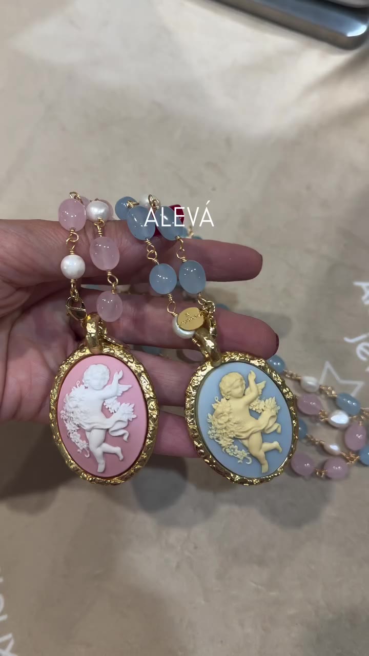 Cammeo con angioletto👼 Rosa 💗e azzurro 🩵 Con collana CALLIOPE nello stesso…