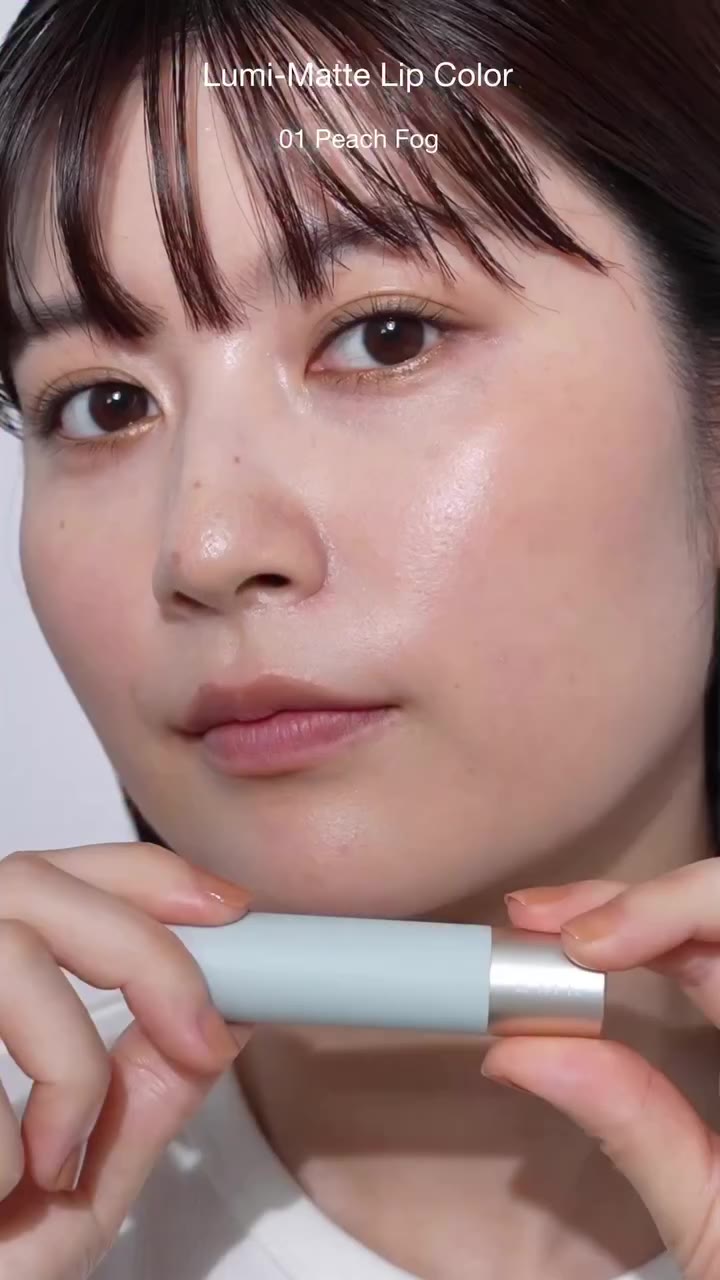 ほのかなツヤを感じる、ベビーカシミヤのようにしなやかなつけ心地のルミマットリップ。 唇にぴたりと密着してふっくらと縦ジワの目立たない仕上がり。…