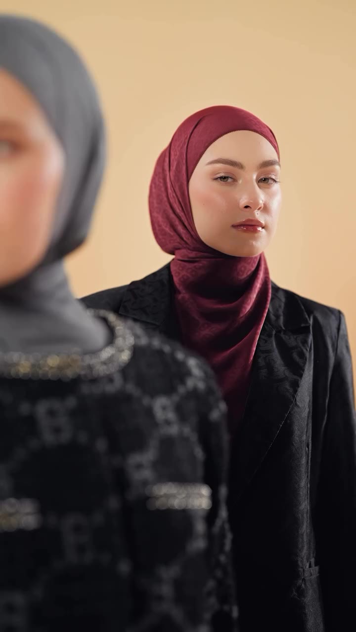 A graceful drape, made to move with you. ✨ The Georgette Tapis Shawl features…