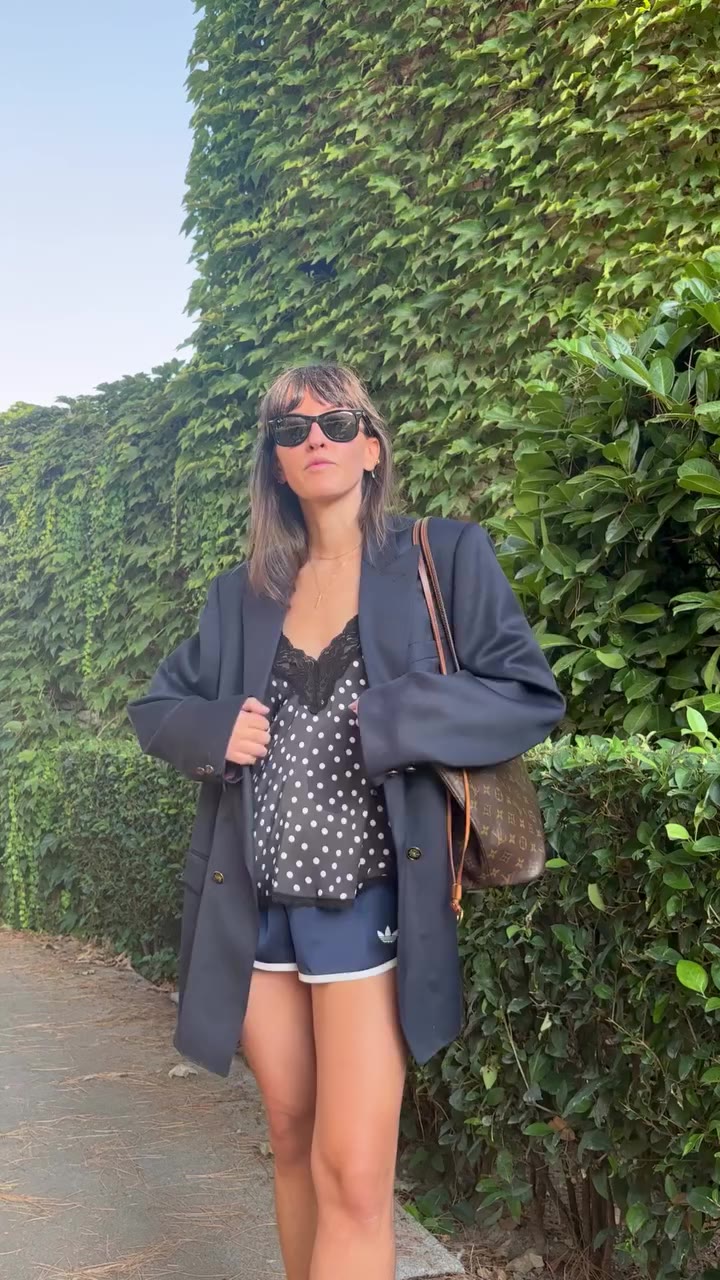 ¿mezclar un short deportivo con un top lencero? Yo digo si 🖤