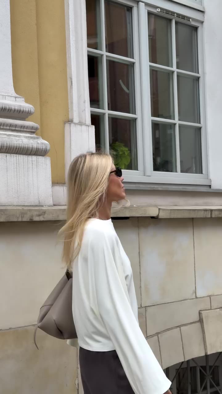 Prosty i minimalistyczny a jednoczenie totalnie na czasie. Długie rozszerzane…