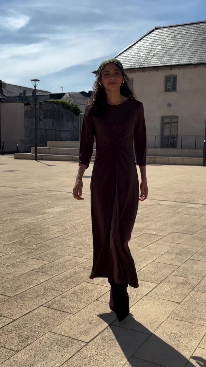 Meet the Yasmine Brown Maxi Dress 🤎 An effortless, flattering style you’ll…