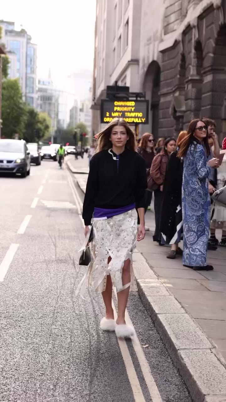 Day 4 of @londonfashionweek and I’m back to street style 💚 will show day 3…