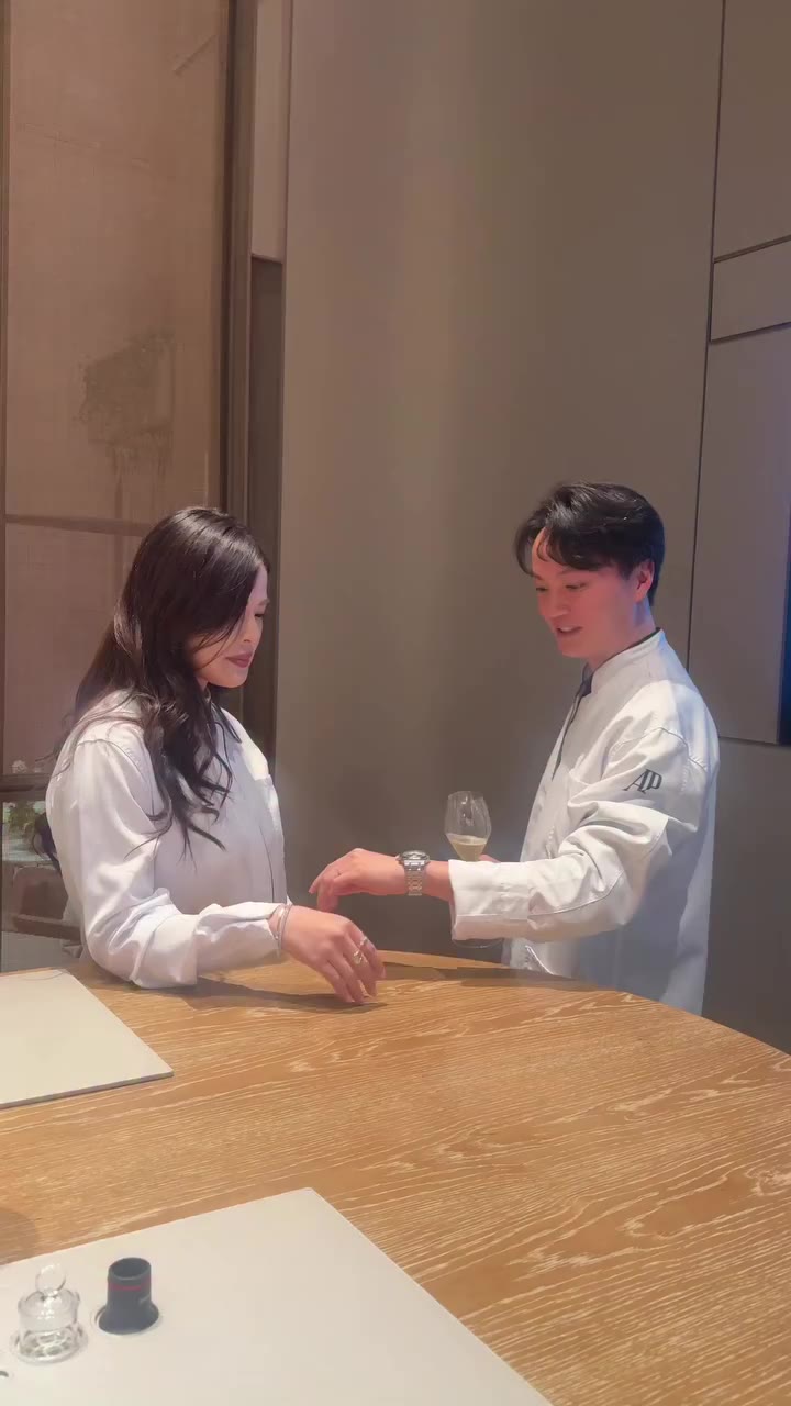 Have you ever seen such a beautiful female Chinese medicine doctor? 🤭 I was…