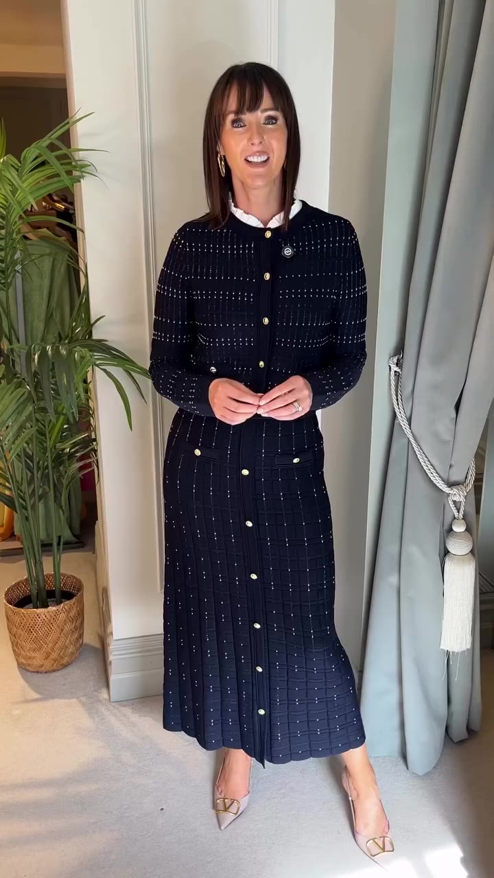 How gorgeous is this navy two piece? 💙 The Ganelie Cardigan and matching…