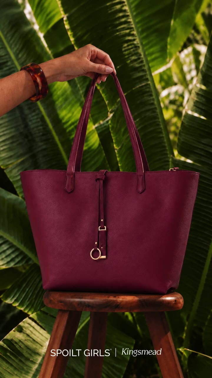 One bag, three ways to wear it 👜✨ Reversible tote + matching crossbody = your…