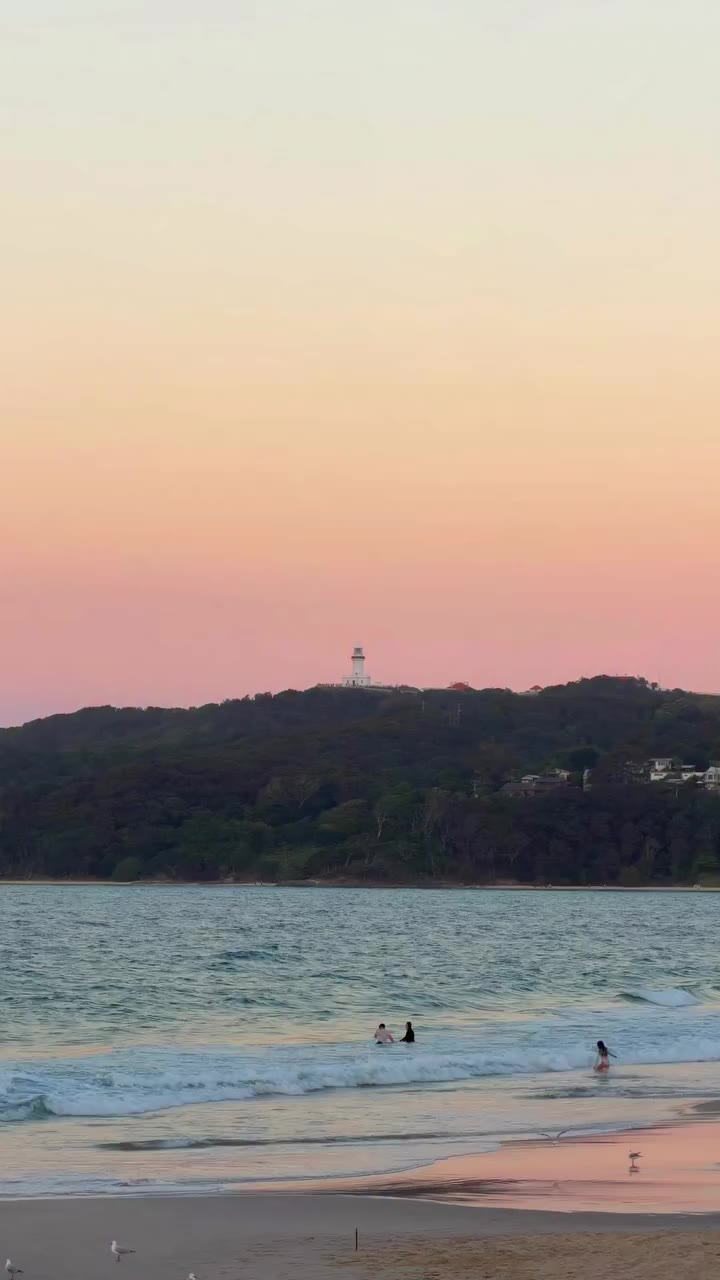A perfect spring sunset over the lighthouse in Byron Bay {did you spot the…