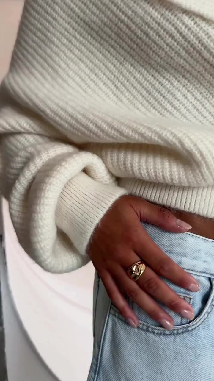 Feminine, with an edge. 🥀 FJORD WOOL SWEATER x BERMUDA JEANS