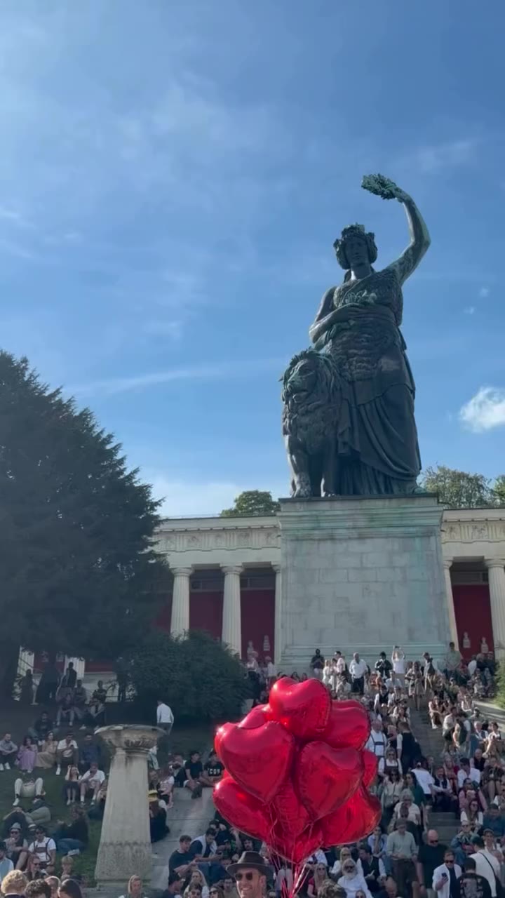 Vor der Zeltgaudi treffen wir uns natürlich erst mal an der Bavaria. 🤍☀️ Ein…