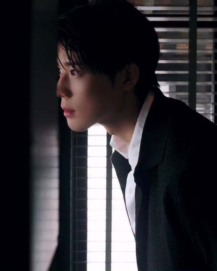 #제작지원 익숙한 일상에서 잠시 벗어나 마주한 문상민의 여유로운 하루. 온전히 자신에게 집중하는 시간 속에서 한층 편안하고 자연스러운 모습이…